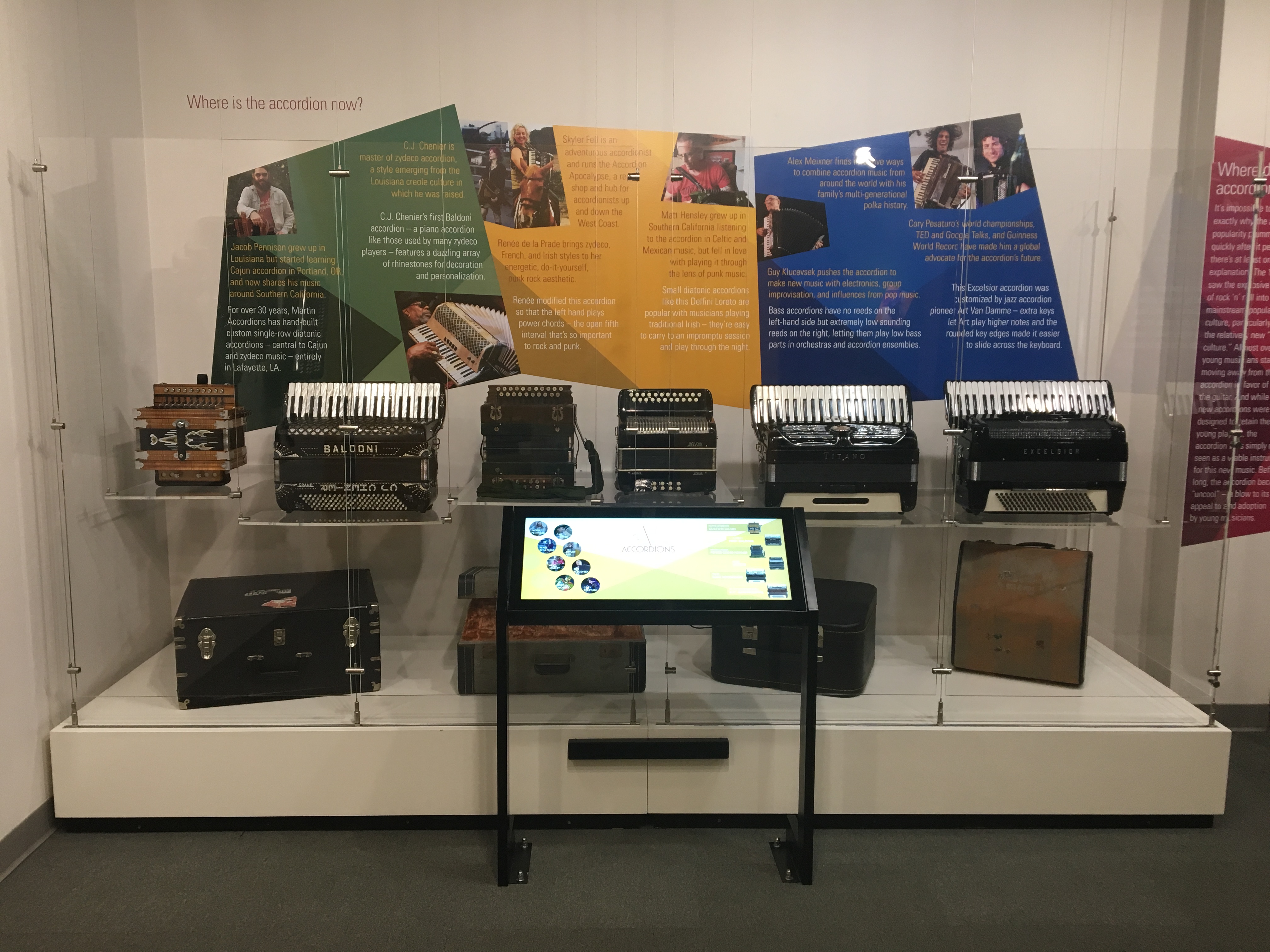 Museum Accordion Exhibition Kiosk Stretch Screen Raspberry Pi
